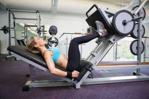 Vrouw doet Leg Press in de sportschool